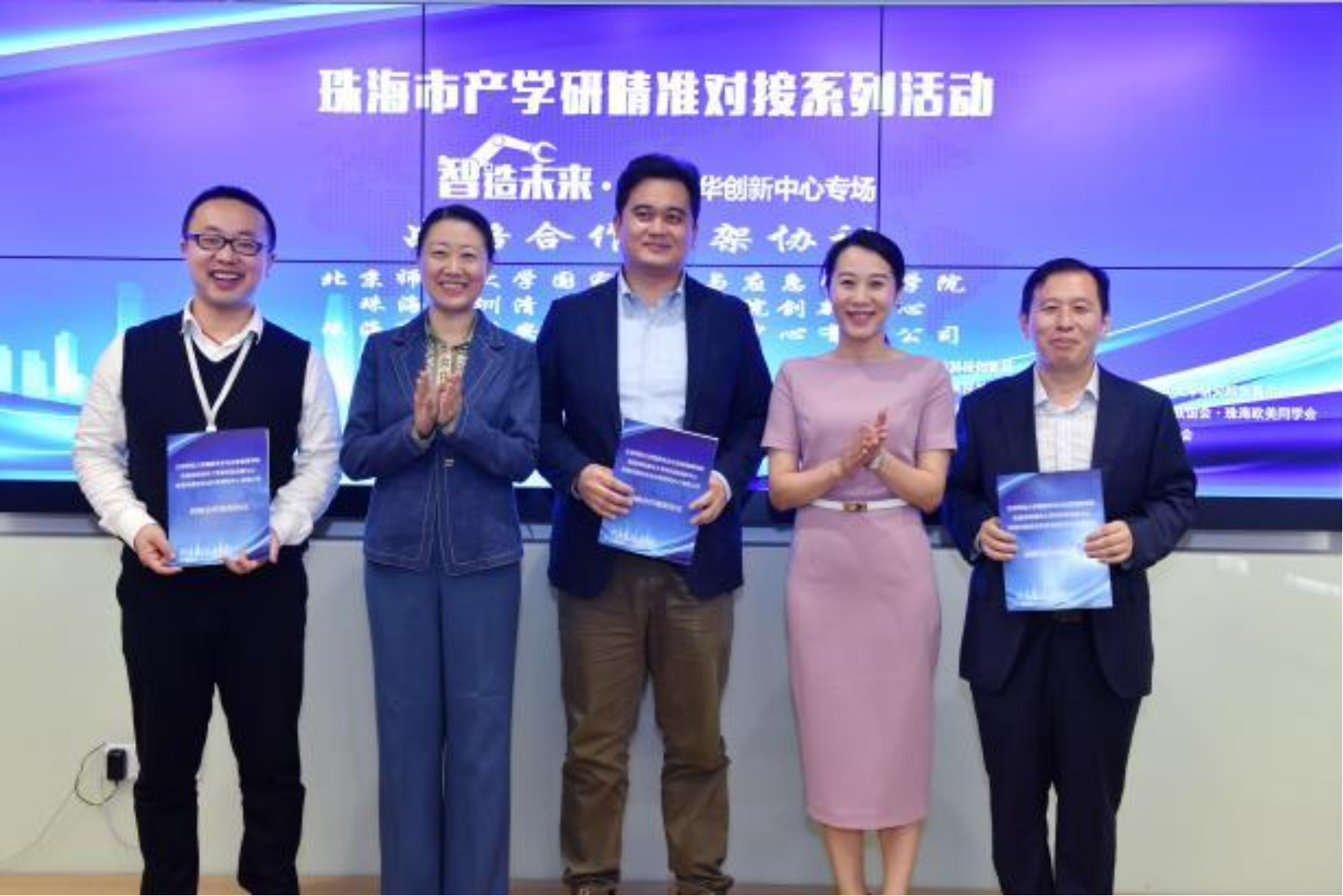 人们站在一起

描述已自动生成