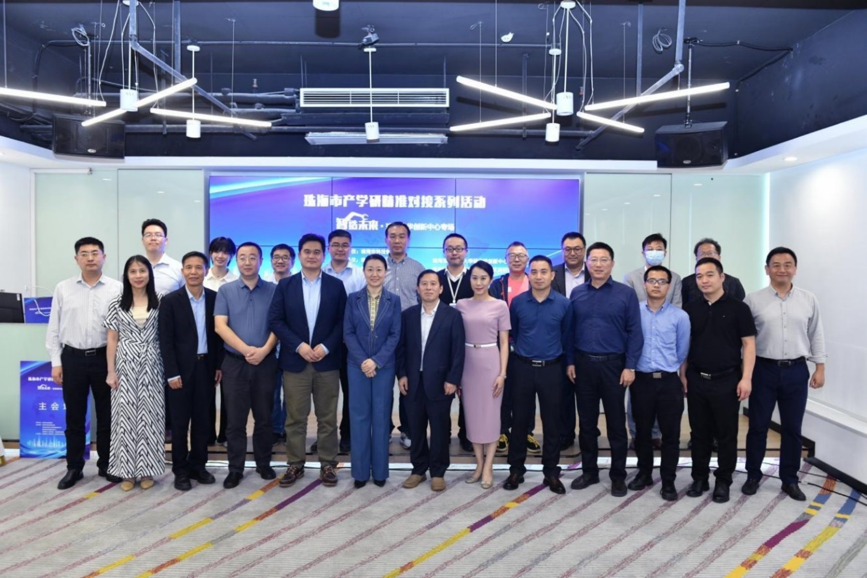 一群人站在一起合影

描述已自动生成