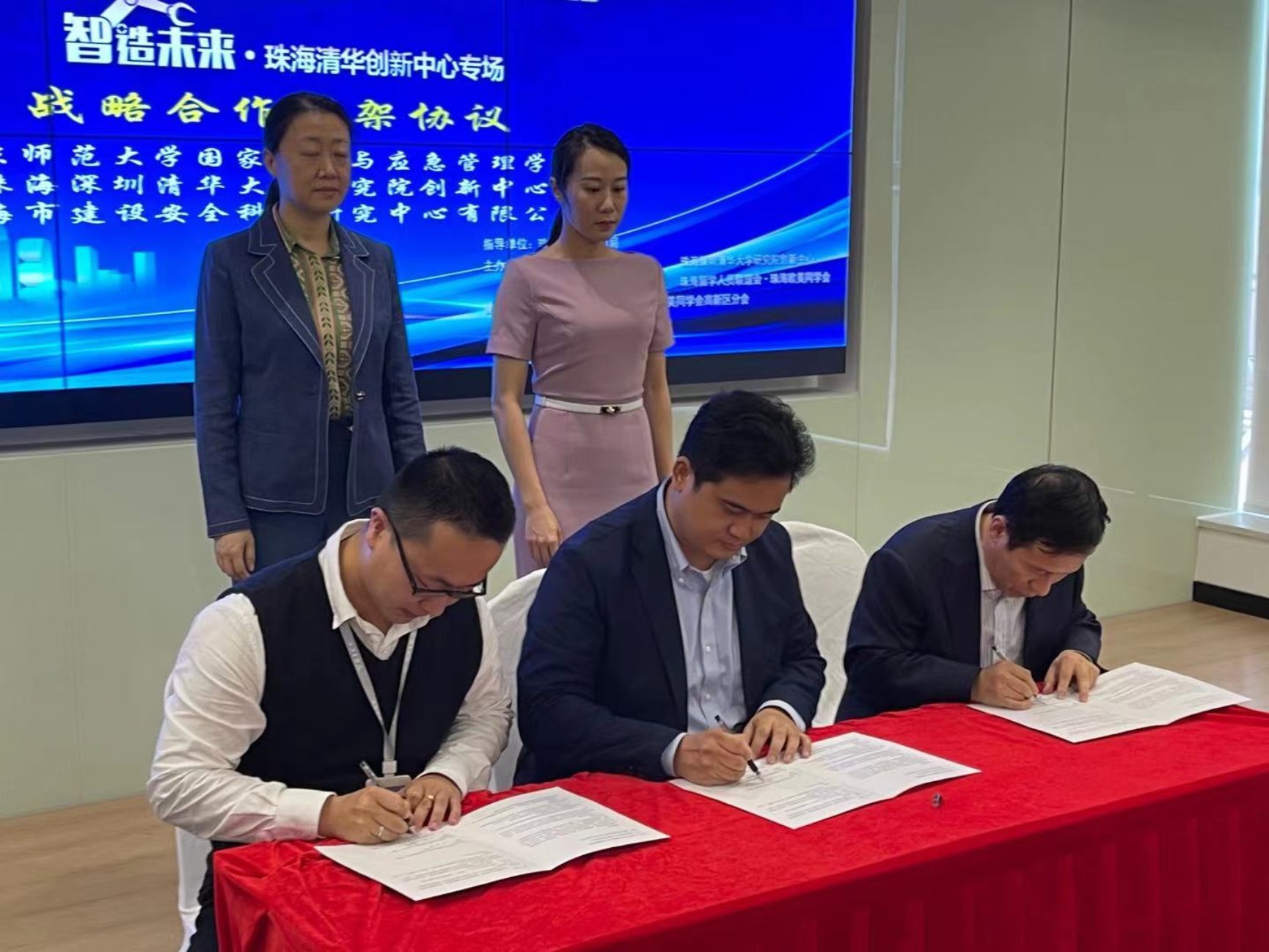 一群人正在用餐聊天

低可信度描述已自动生成